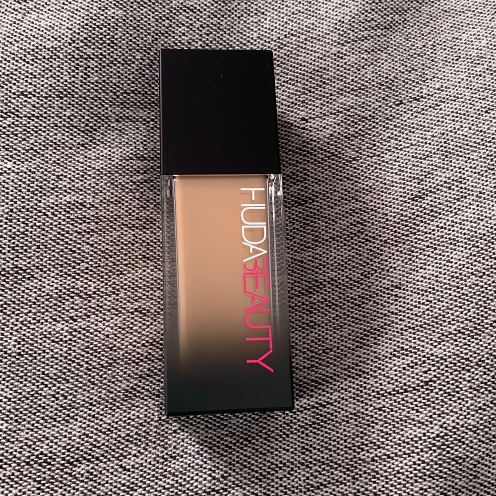 Huda Beauty #FAUXFILTER LUMINOUS MATTE in Shade Latte 300N